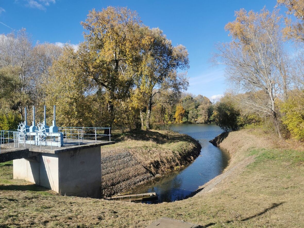 Tisza bal part Tiszaberceli zsilip Belfő csatorna torkolata